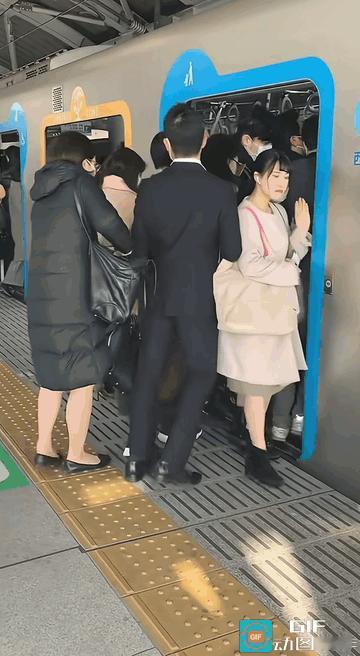 日本上班族挤电车上班，一脸的麻木随波逐流！

他们不能等一下趟，途中还要转几趟车
