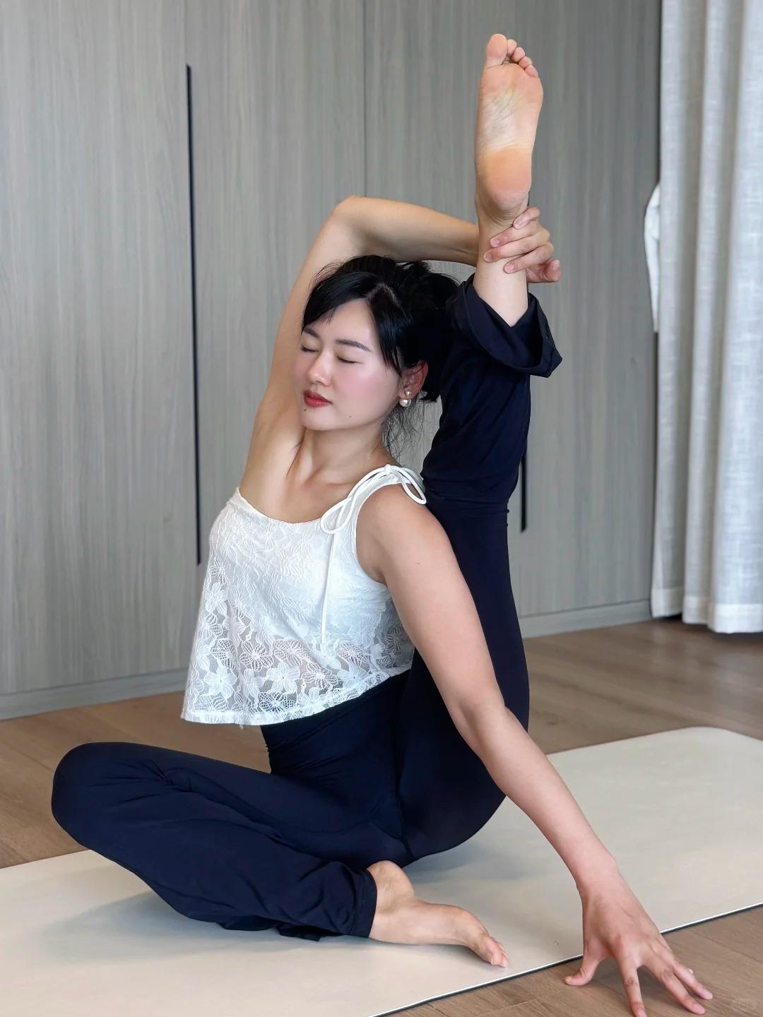 日复一日扎根瑜伽，从不急于求成，只安静和自己的身体相处。从前紧绷僵硬的肩颈、蜷缩