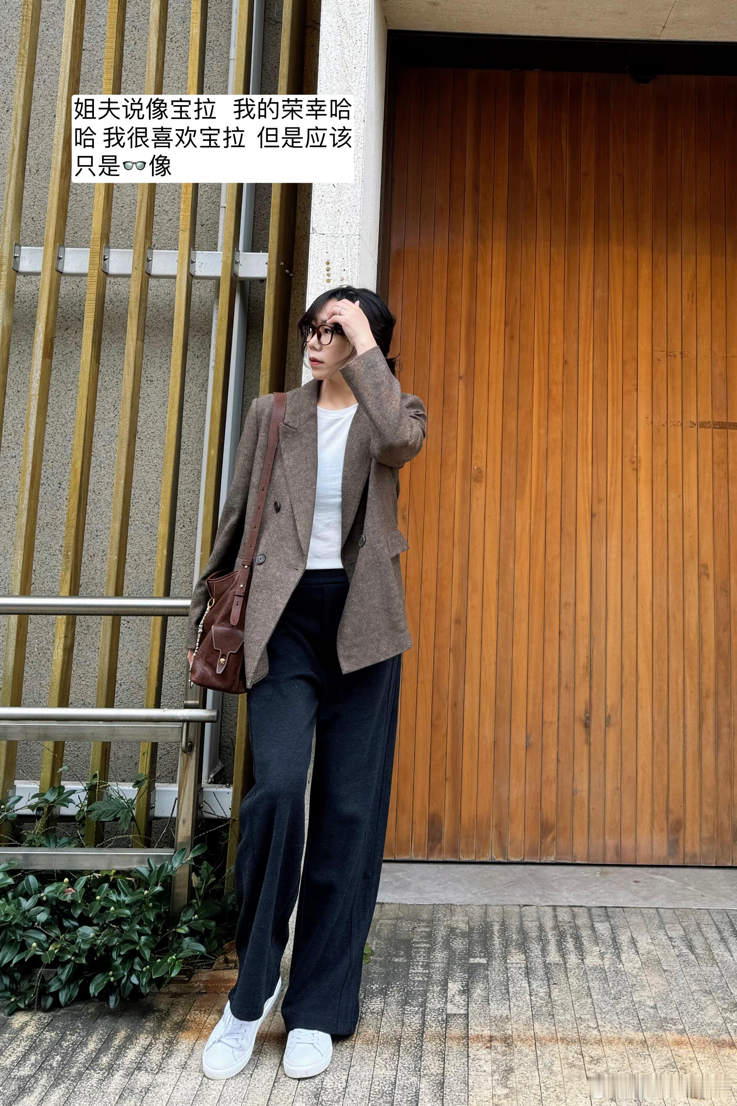 最近拍照都在拍羽绒服，但其实上海现在穿西装正舒服。 ​​​