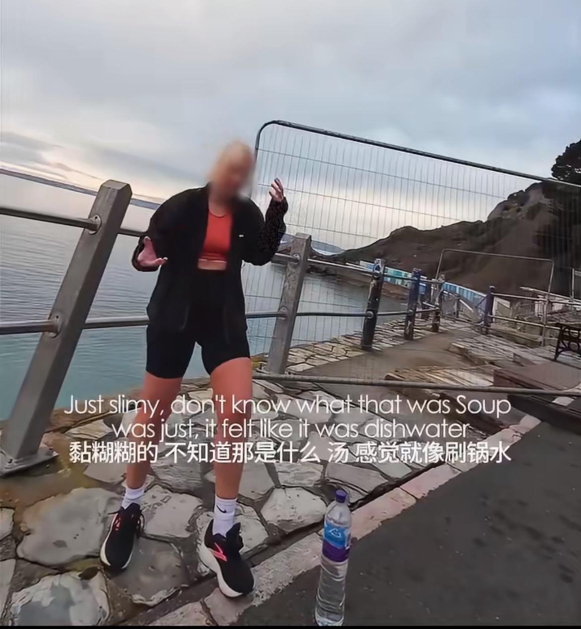 英国女子吐槽北京食物太糟糕了，汤喝起来好像刷锅水一样，北京烤鸭全部都是肥肉，没有