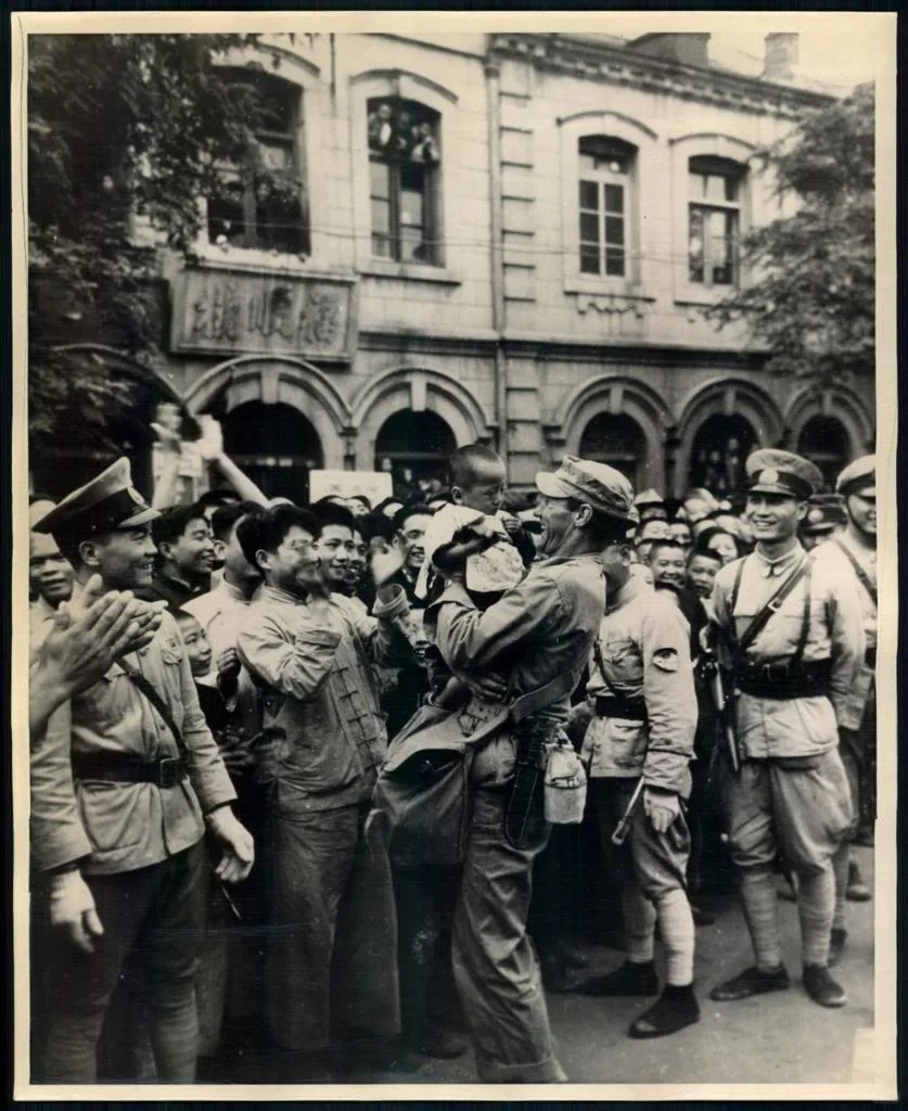 1945年，天津，中美军民共庆抗日胜利。