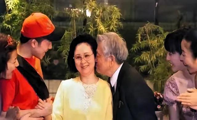 琼瑶的房子叫做可园，她的两个孙女分别叫做可嘉、可柔，她笔下最可怜的女孩叫可云。昔
