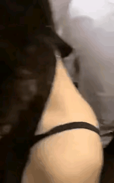 狭窄的电梯里挤满了人，突然一股浓郁的臭鸡蛋气味飘出，人人忙掩口鼻，相互寻找来源，