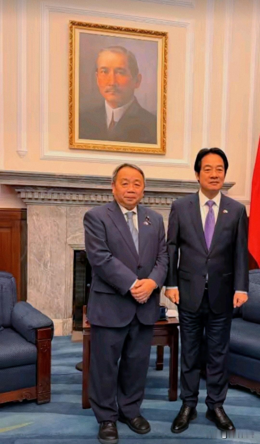 惺惺相惜，相见恨晚，这俩人聚在一起不是没有道理的。