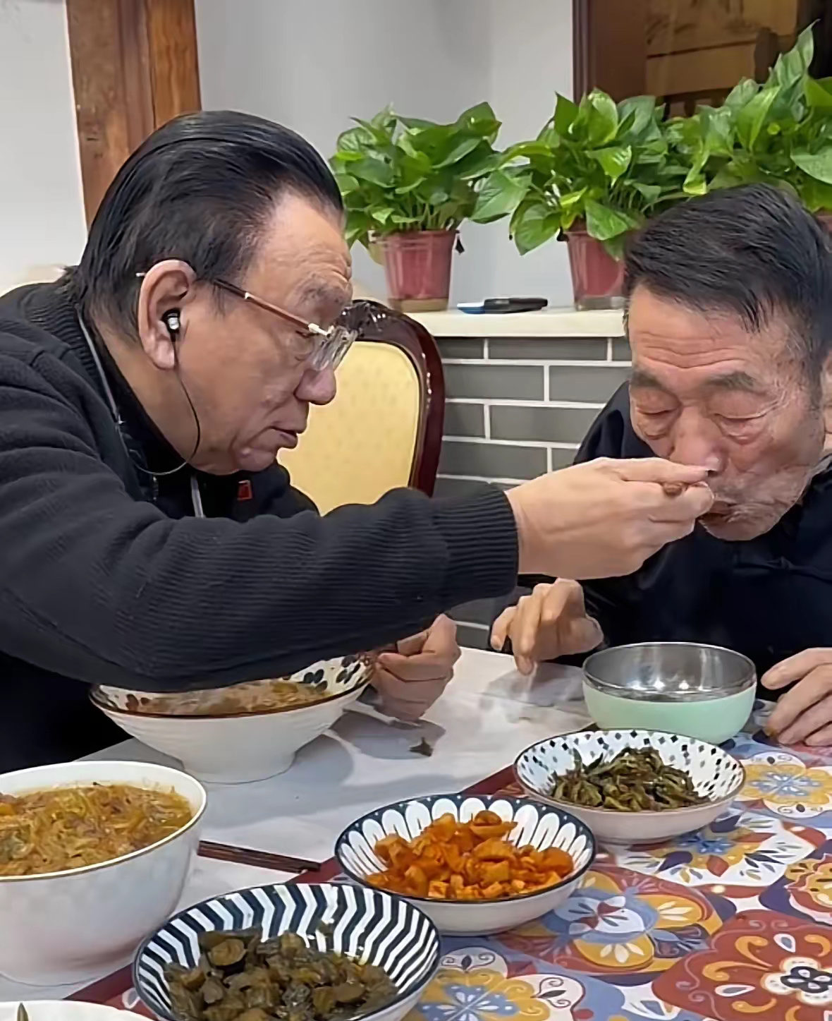 93岁的杨少华，彻底泪崩了！12月16日，近日备受争议的杨议，突然发出了老父亲的