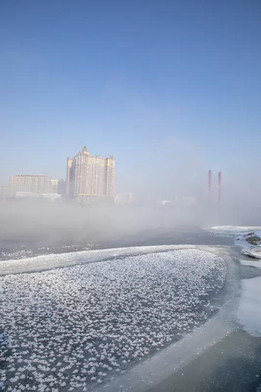 开春炸江这事儿太震撼了！4月1日，黑龙江省大兴安岭呼玛县开展人工防凌汛爆破作业，