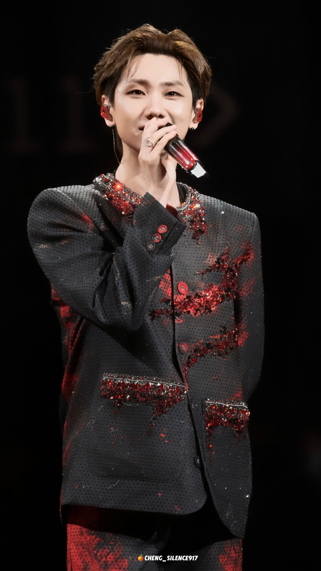 汪苏泷保镖的世界真变成粉红色了保镖大哥大概没想到，这份工作的最大挑战不是维持秩序