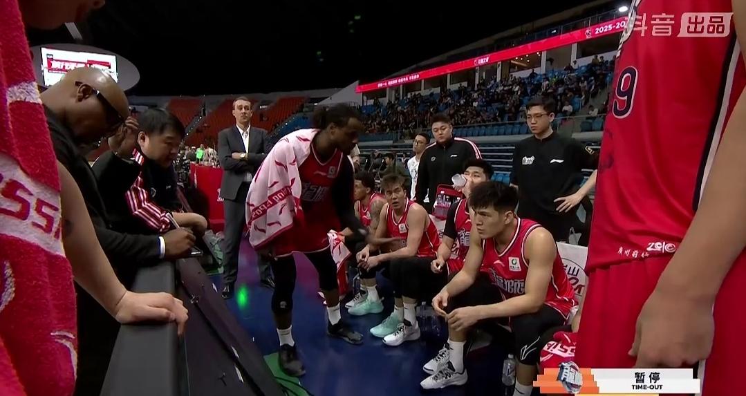 郭艾伦的职业生涯堪称一部“伤病抗争史”，尤其是近四年，他几乎在医院与球场间辗转。