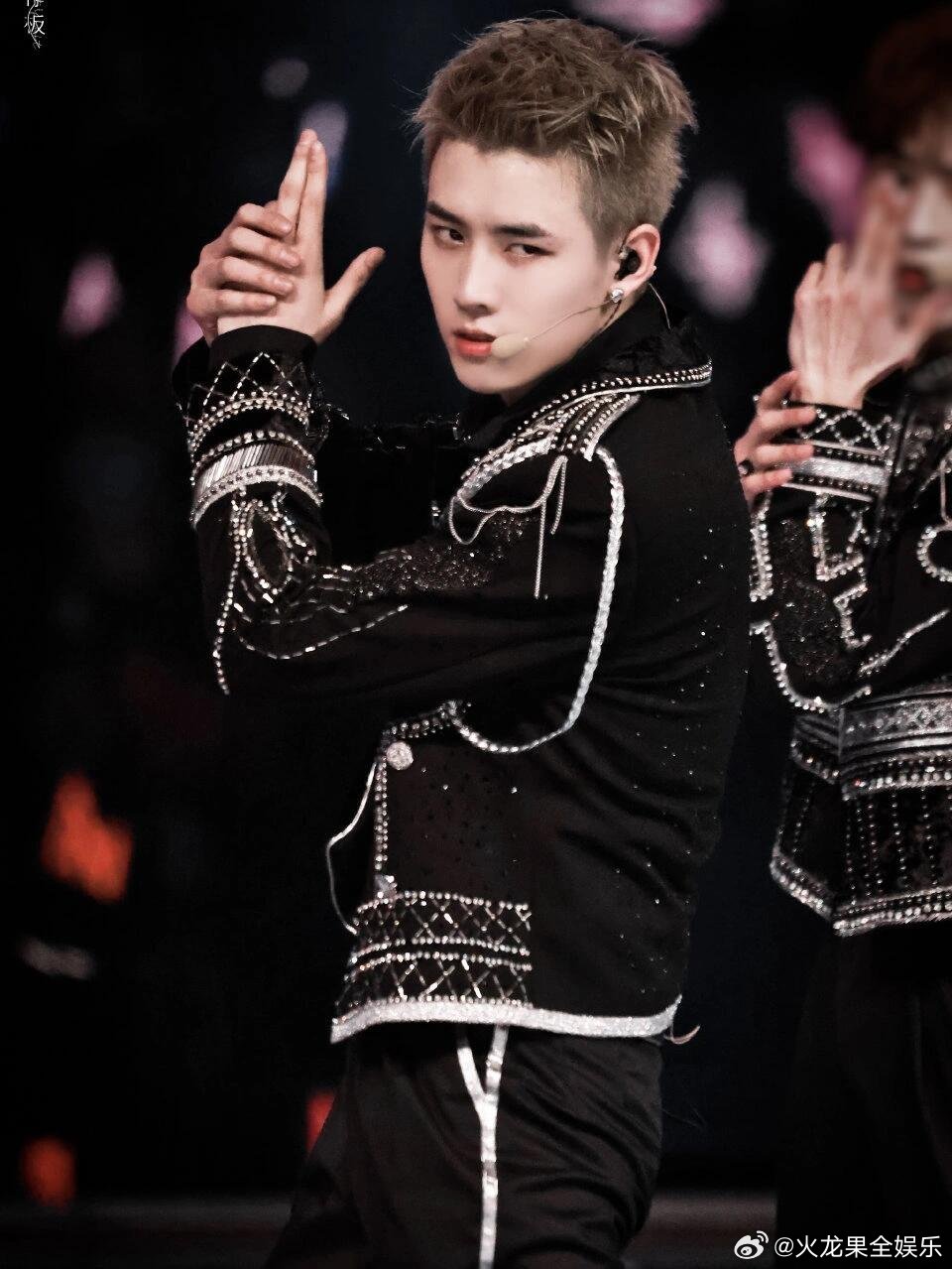 任豪伟大的爱豆时期任豪的爱豆时期，是舞台上的绝对王者——唱跳俱佳，每一个眼神和动