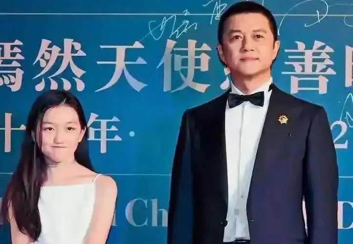 李亚鹏父女同框，李嫣惊艳蜕变

近日，李亚鹏与女儿李嫣罕见同框，李嫣回国后的近照