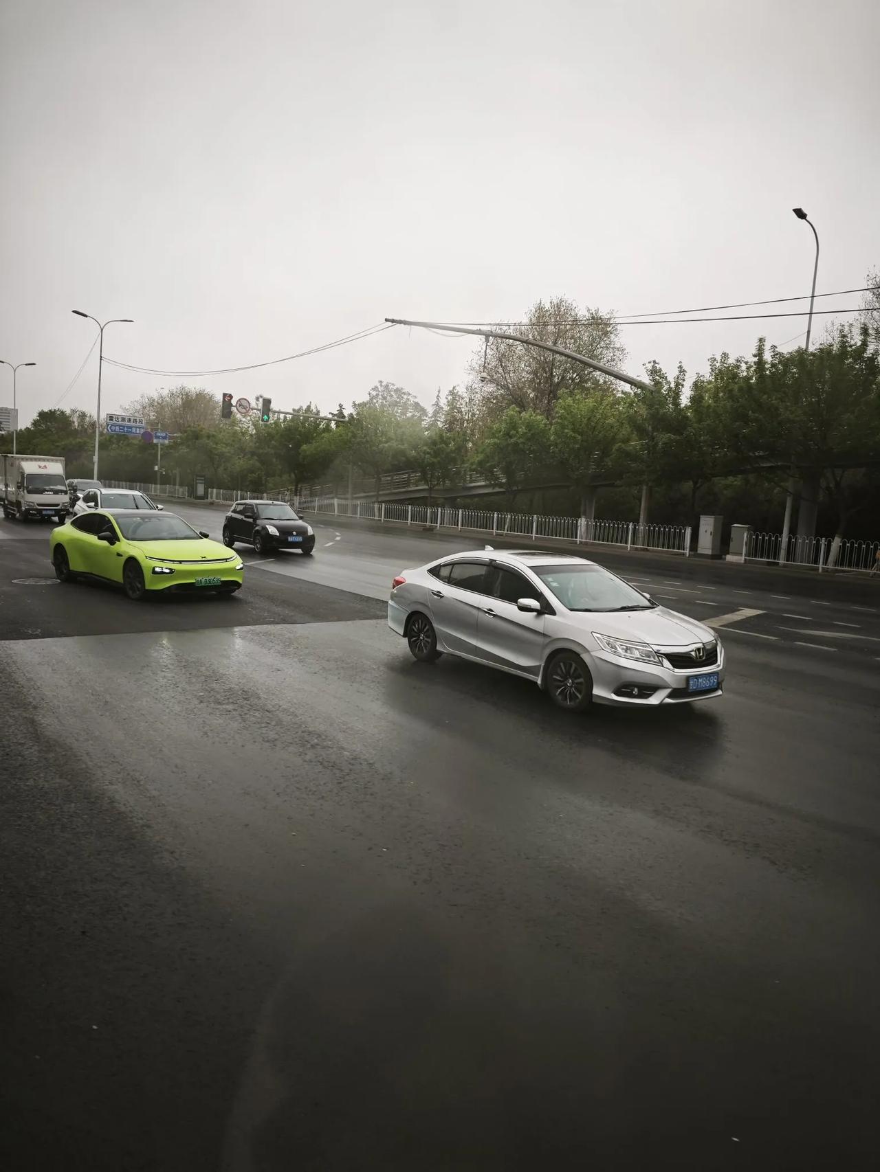 此时此刻，兰州安宁下雨了，而且不小。

盼什么来什么，现在是下午3:30，此时此
