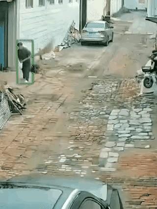 这样的人是不是太过分了？明着就是欺负人，怎么可以这样的做事情。
他天天把自家的东