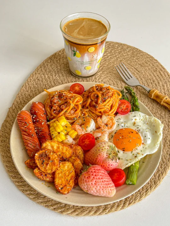 丰盛早午餐🍝番茄肉酱意面烤薯角拼盘🍳拿铁