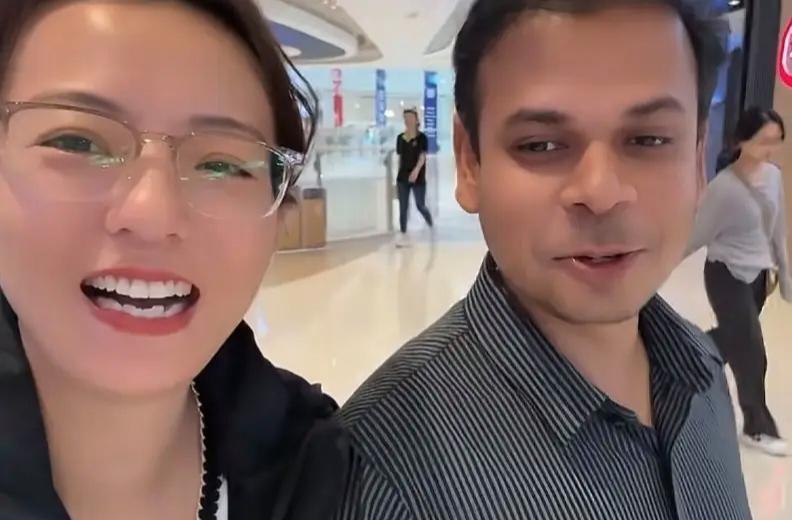印度媳妇丹丹的餐厅没人了，大中午的饭点都没人，冷清的可怕，从前排队两小时才能吃上