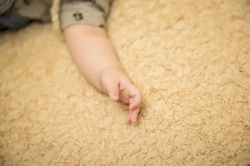 2月2日河南郑州，家庭聚会时，老人用筷子沾酒给5个月宝宝尝，量不是很大，几次后孩