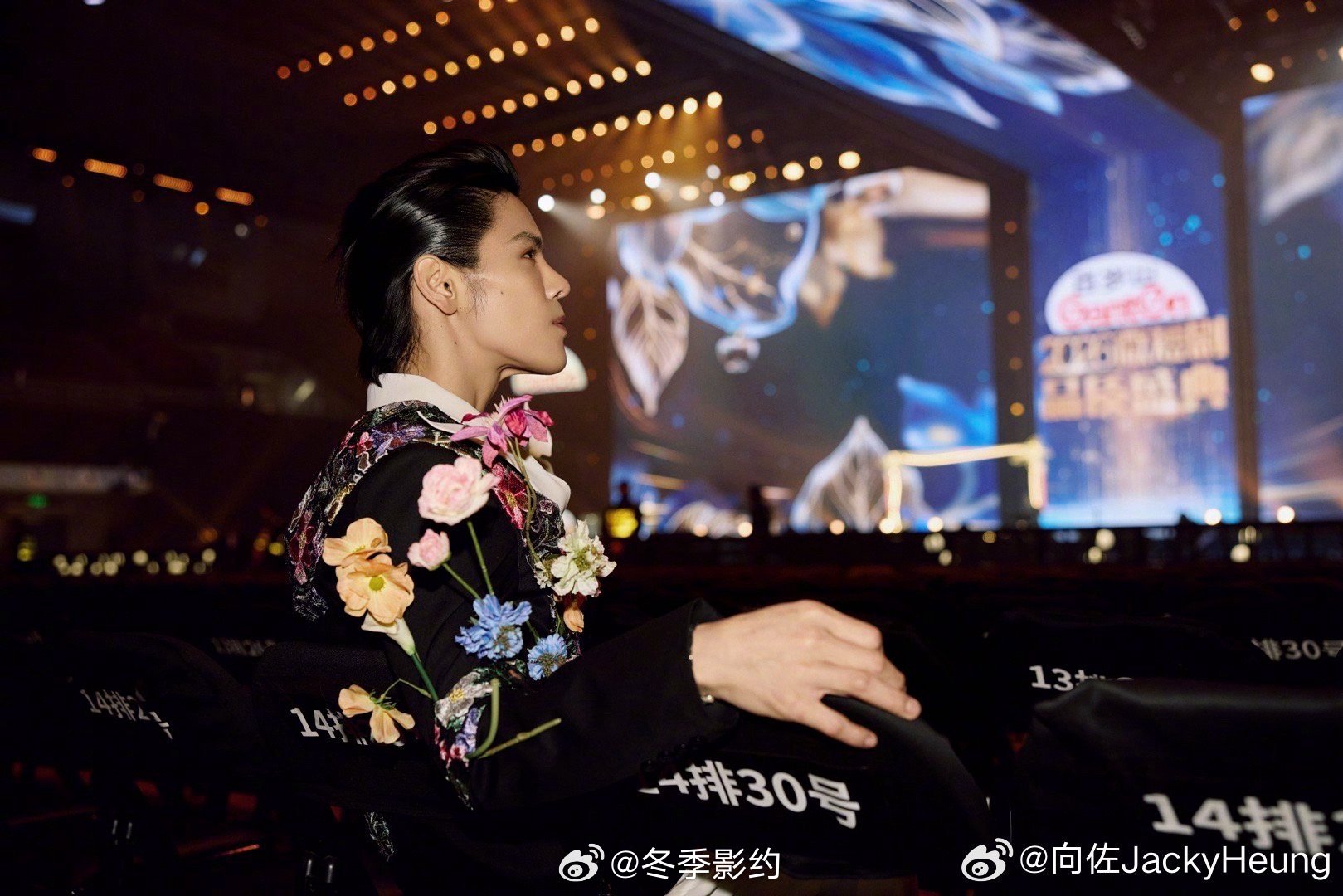 向佐腰间插了一圈鲜花 刷到向佐这波操作真的会卷，男士穿搭还能这么玩。腰间点缀绣花