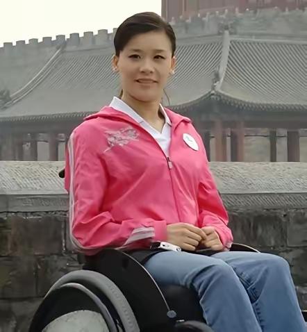 高位截瘫，胸部以下全没知觉。一个连大小便都无法自理的女人，不仅嫁了千万富豪，生了