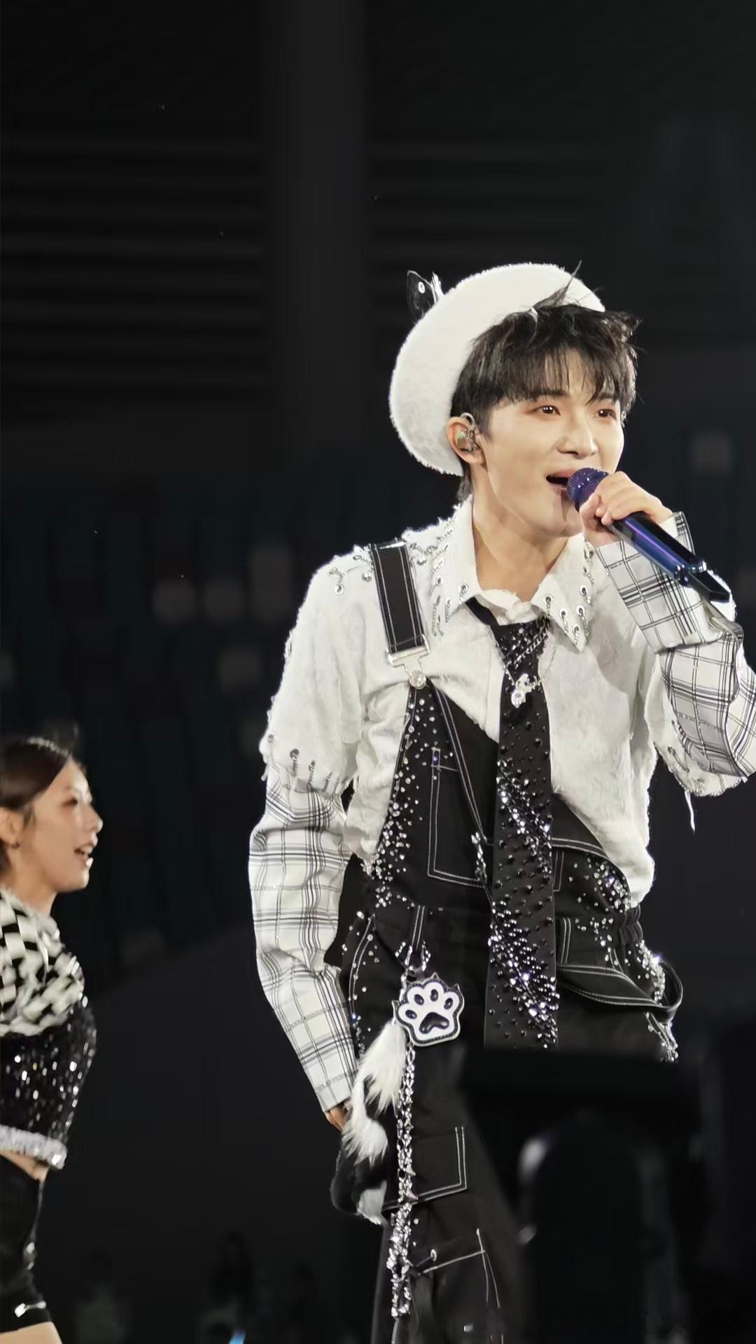 周深[超话]周深成都演唱会 我滴个乖乖啊，心都化了 ​​​