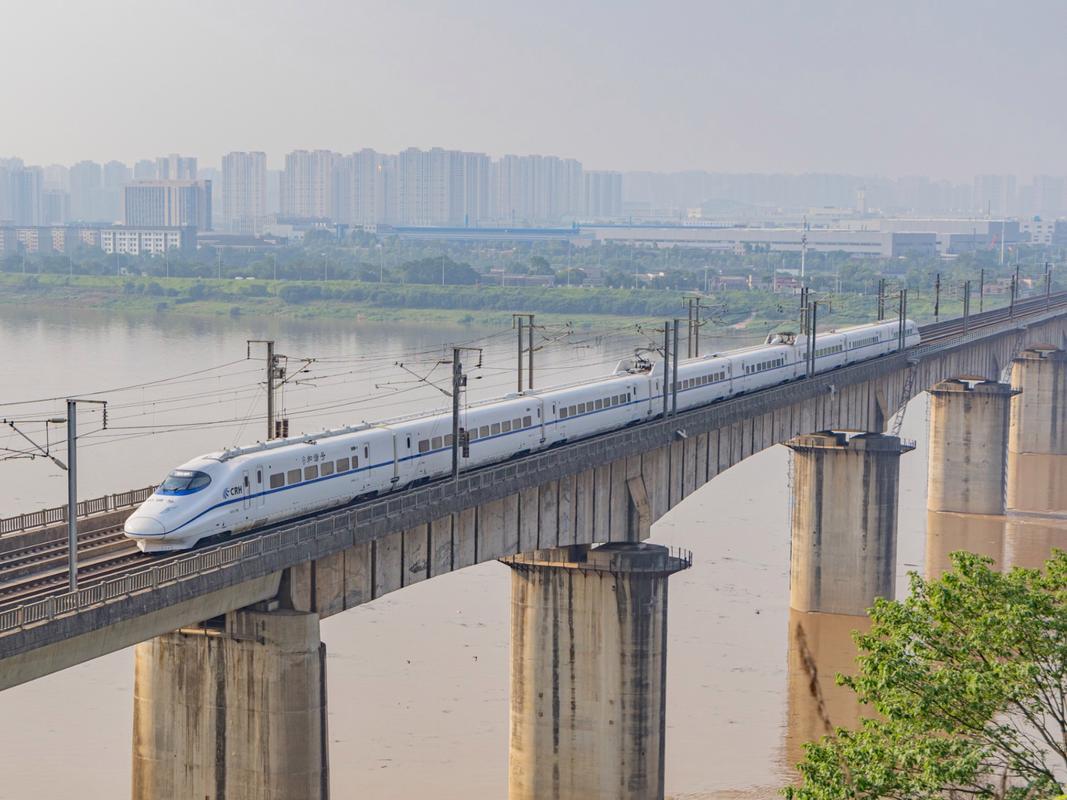 关于京广高铁辅助线走向，省级层面不能光顾郑州航空港的利益，要顾全开封古都地位的大