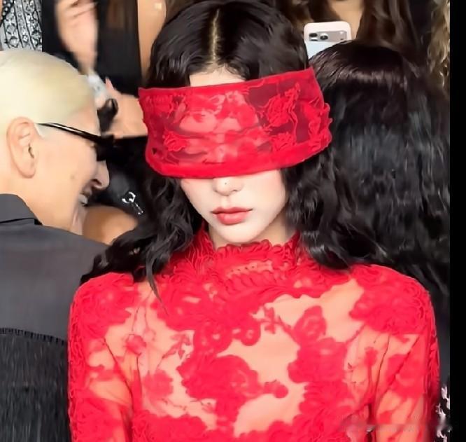 直接看呆！米兰时装周，腻腻nini这套红色蕾丝长裙，再搭个红色眼罩，血色天使造型