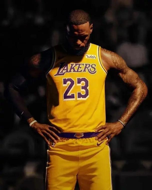 为什么越分析越觉得詹姆斯弱？

以前总觉得詹姆斯是 “篮球超人”，

可最近试着