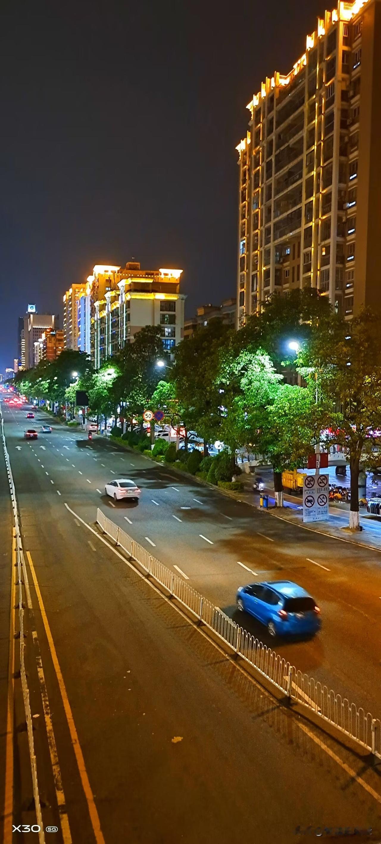 泉州平山附近可太有逛头了。这里有独特的闽南风情建筑，红砖红瓦在阳光下格外亮眼，走