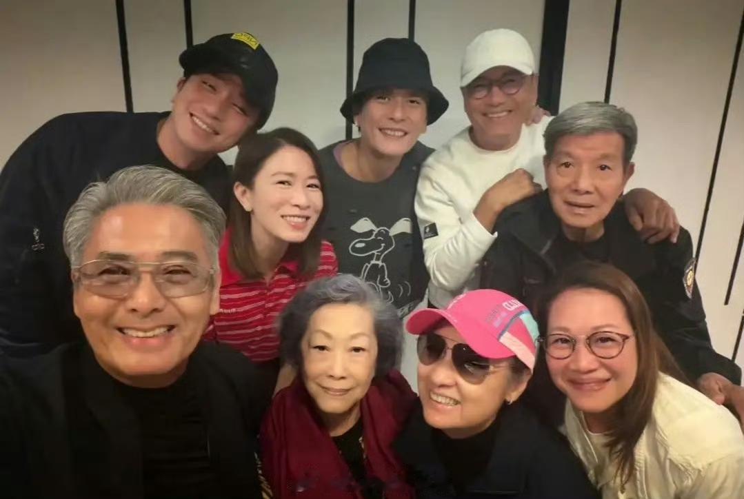 黄宗泽分享和周润发合影，70岁的发哥还是很精神滴！ ​