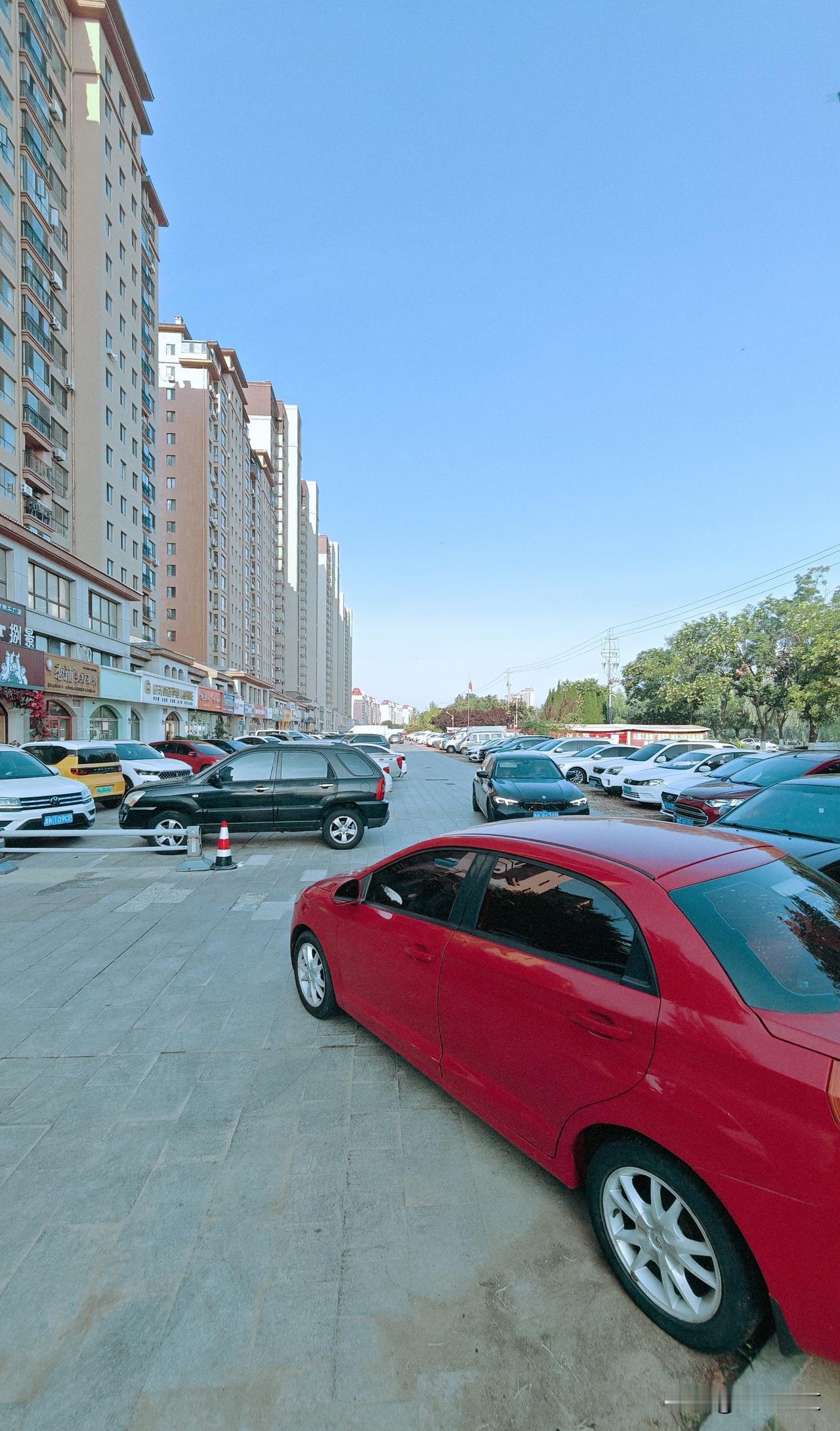 抱龙河岸边的沿街小区，宽阔的停车场。