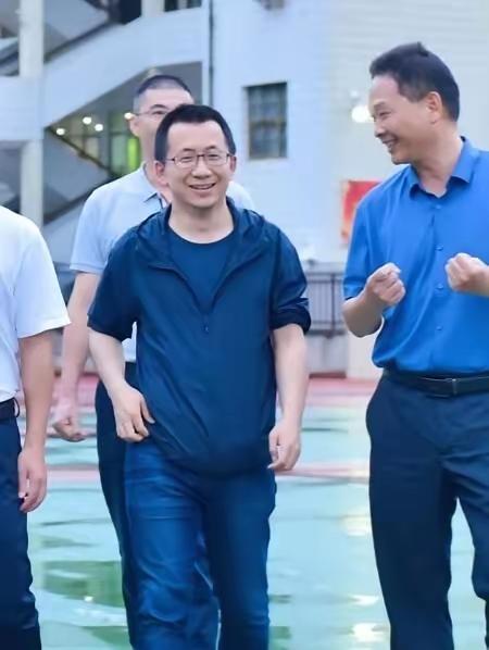 豆包将会成为中国最强大的Ai，她天天跟无数人聊天、讨论问题[赞]