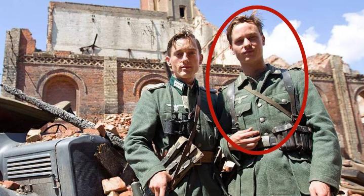 1939年9月，德军攻占波兰，一名年轻士兵被派去检查房子中有没有犹太人。

木质