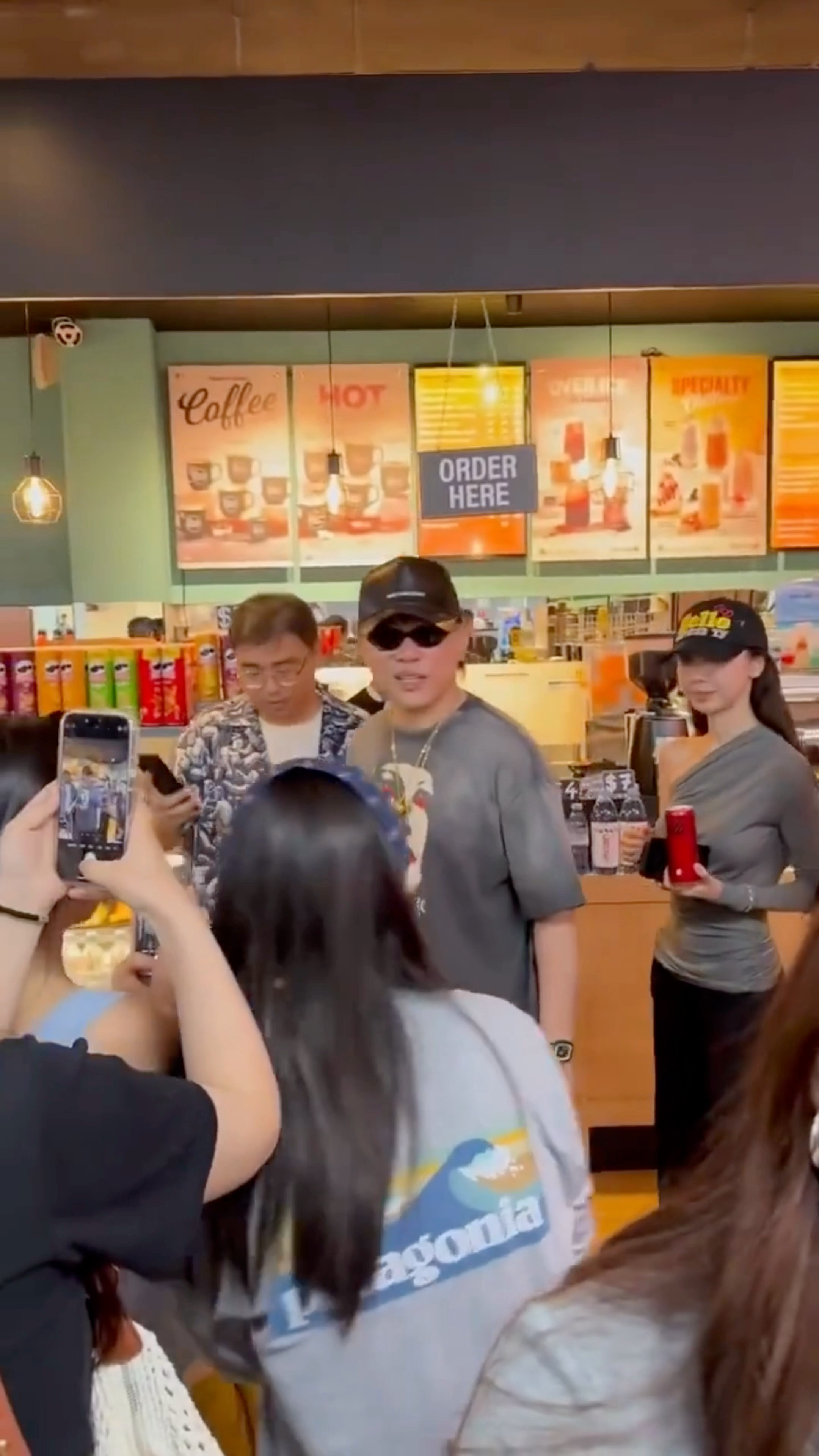 今晚，有网友在马尔代夫机场偶遇了易梦玲和胡彦斌，胡彦斌现场对大家说：“社交媒体发