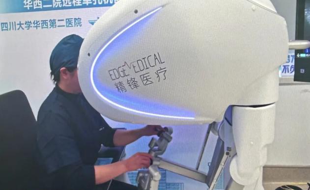 【全国首例！远程单臂单孔机器人手术在拉萨成功完成】12月3日消息，据报道，四川大