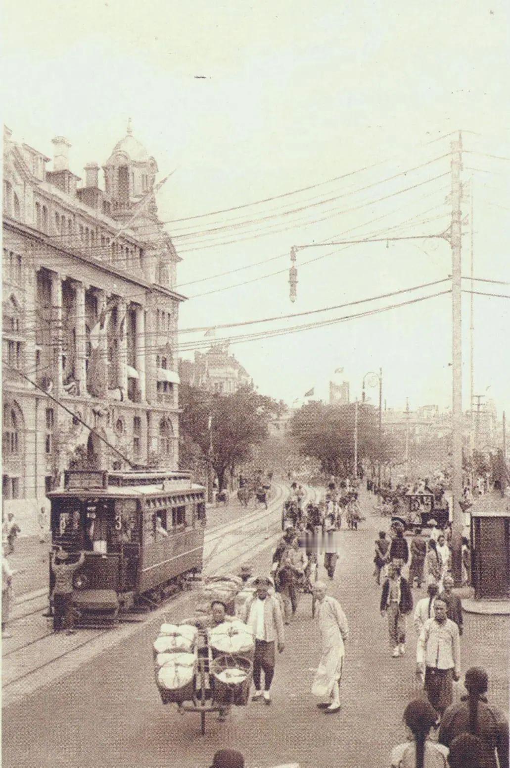 1969年9月的一天，苏州一位叫陈三发老人生命垂危，她拉着孙子连光荣的手发出微弱
