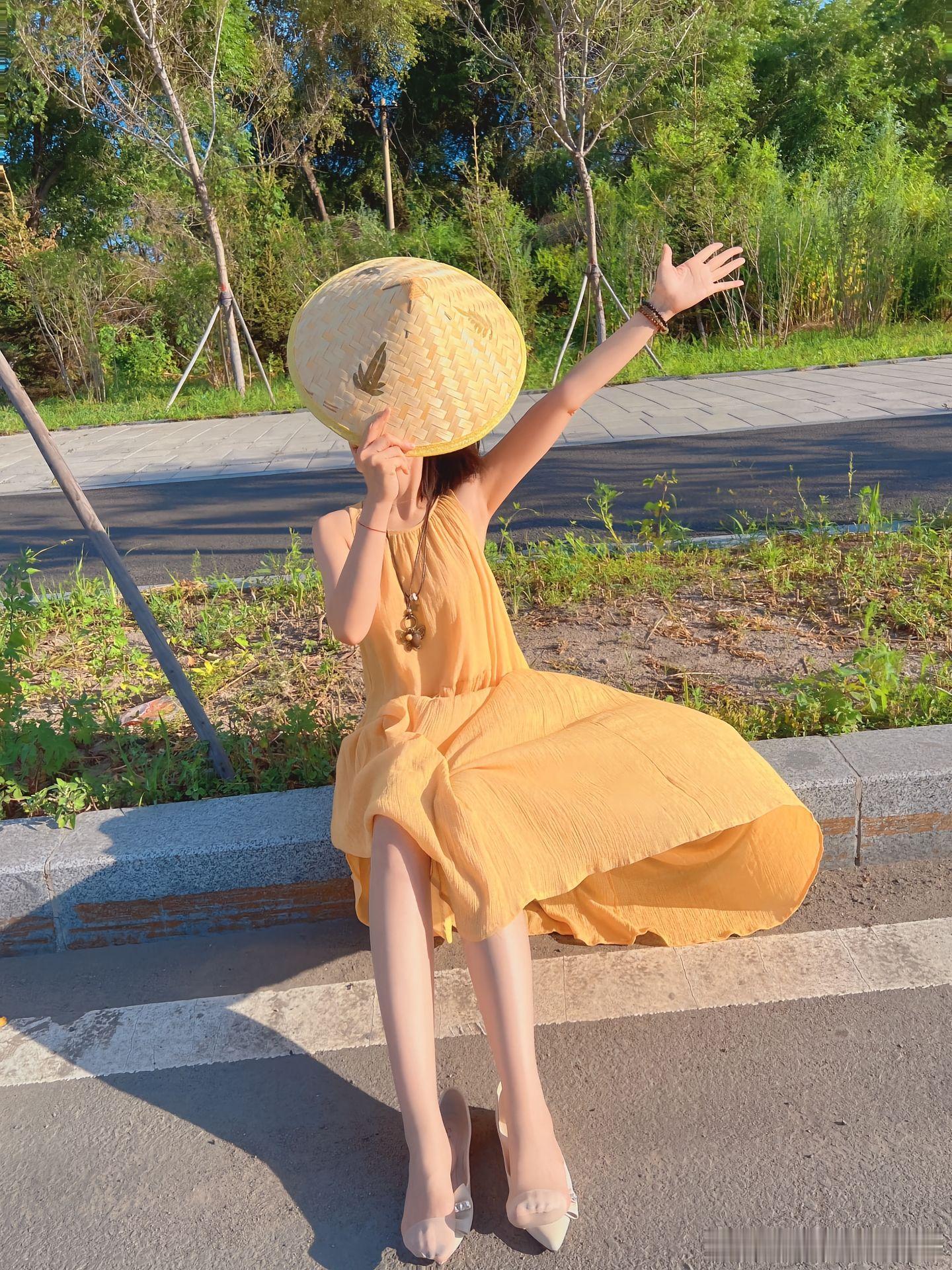 橘色的裙子在夕阳下好美～ ​​​