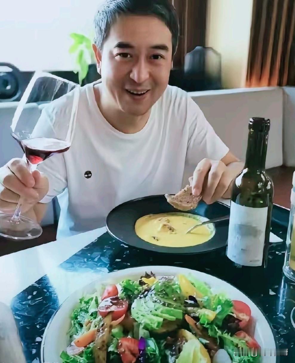 这种高端饭局，张嘉益吃得惯、吃得饱吗？还是羊肉泡馍、肉夹馍更对胃口吧！[呲牙]