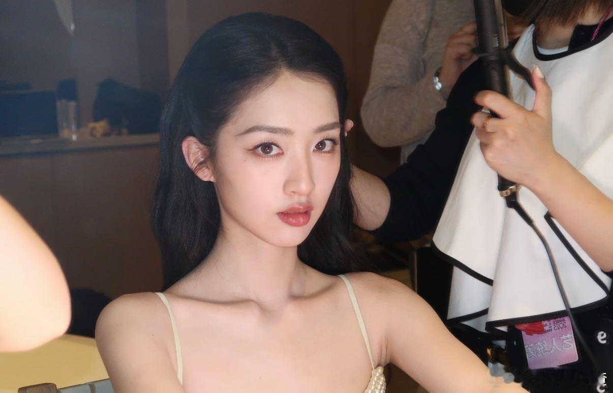 邓恩熙的五官好灵气 不得不说，邓恩熙的五官太有灵气咯！她笑起来的时候，眉眼弯弯，