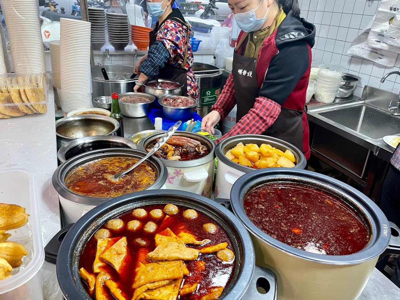 #疫情下的餐饮 还好，可以外卖打包，总比打铁皮围着强。