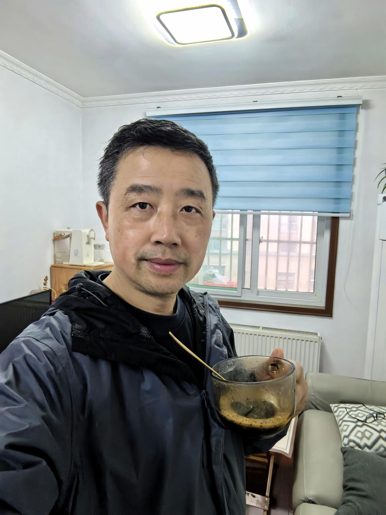 手捧一杯苦咖啡，入口的瞬间，人生几十年的酸甜苦辣，便悉数涌上心头。
 
我到了这