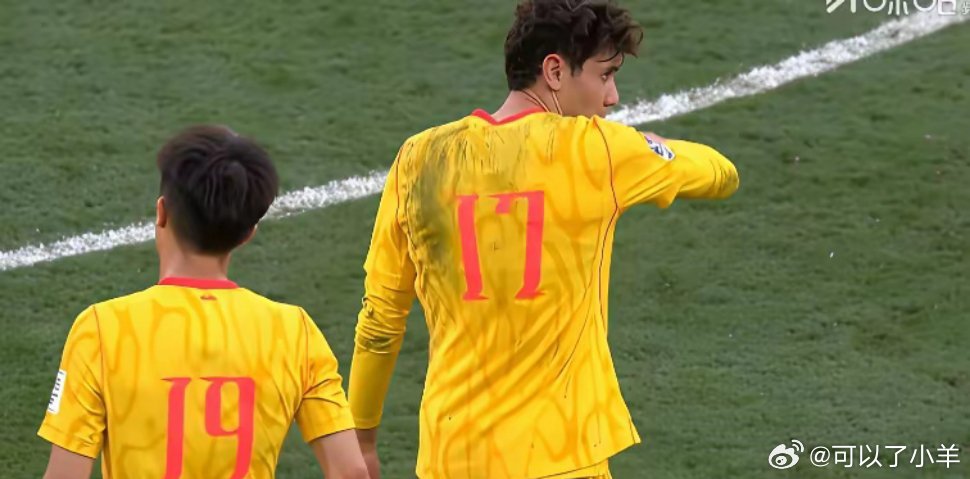 必须夸一下拜合拉木！他是国足少有的推土机式前锋：身体壮、敢对抗、不惜命拼抢，主帅