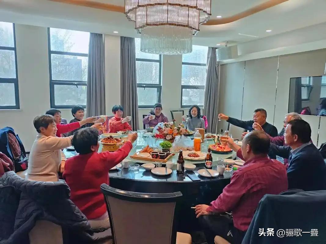 同学聚会就不要带着司机上桌了，除非你买单或者搬一箱好酒。

同学聚会的社交分寸感