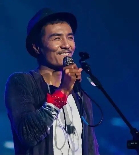 1998年，朴树的母亲对他说：“你已经在家啃老5年了，要不要出去刷盘子养活自己？