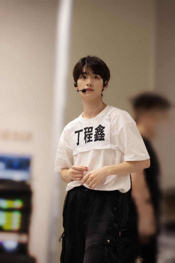 #丁程鑫联排白T##丁程鑫演唱会训练照#丁程鑫的联排白 T 穿搭，清新脱俗，期待
