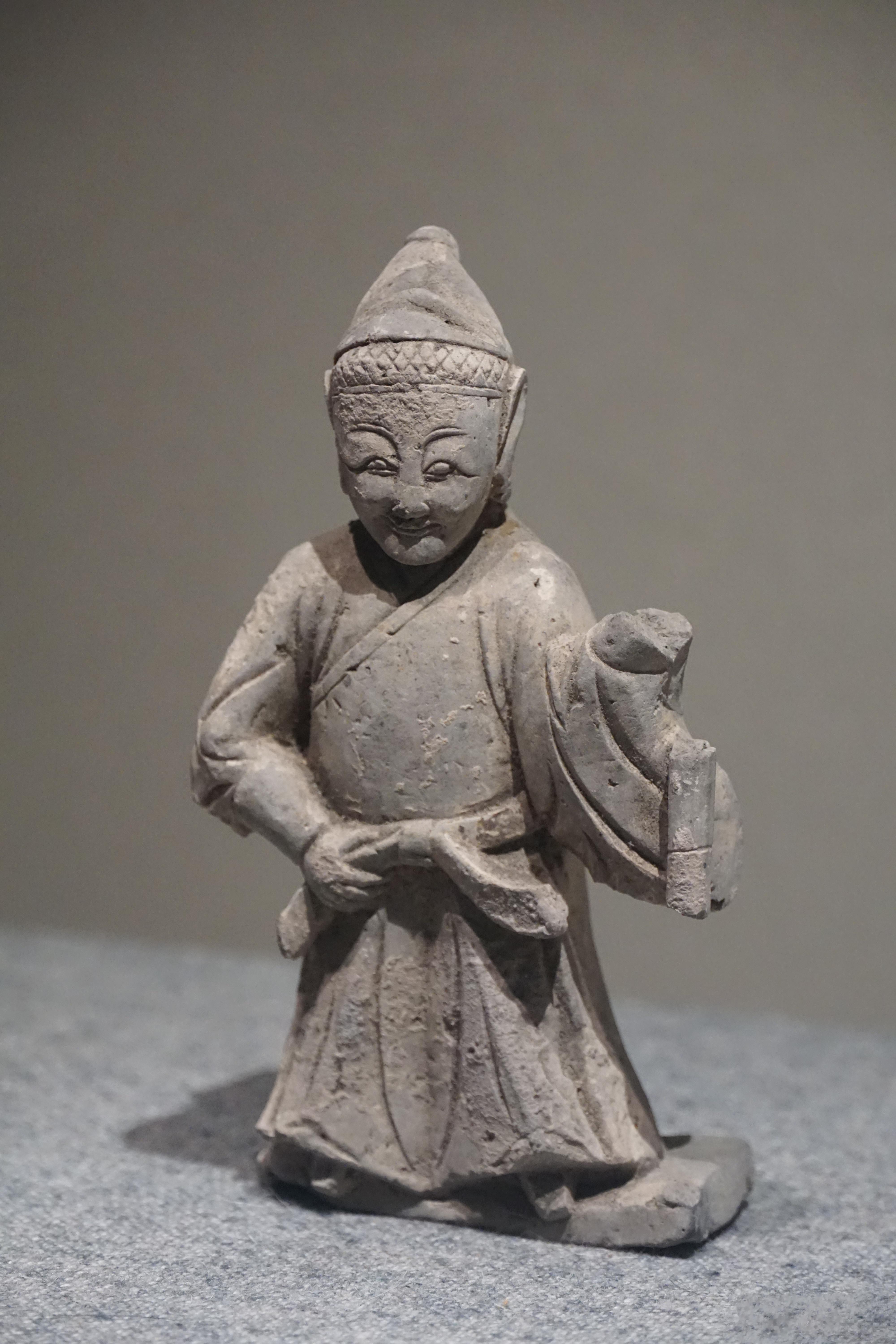这一色露着网巾头上是戴了尖顶帽还是裹的头巾？ ​​​