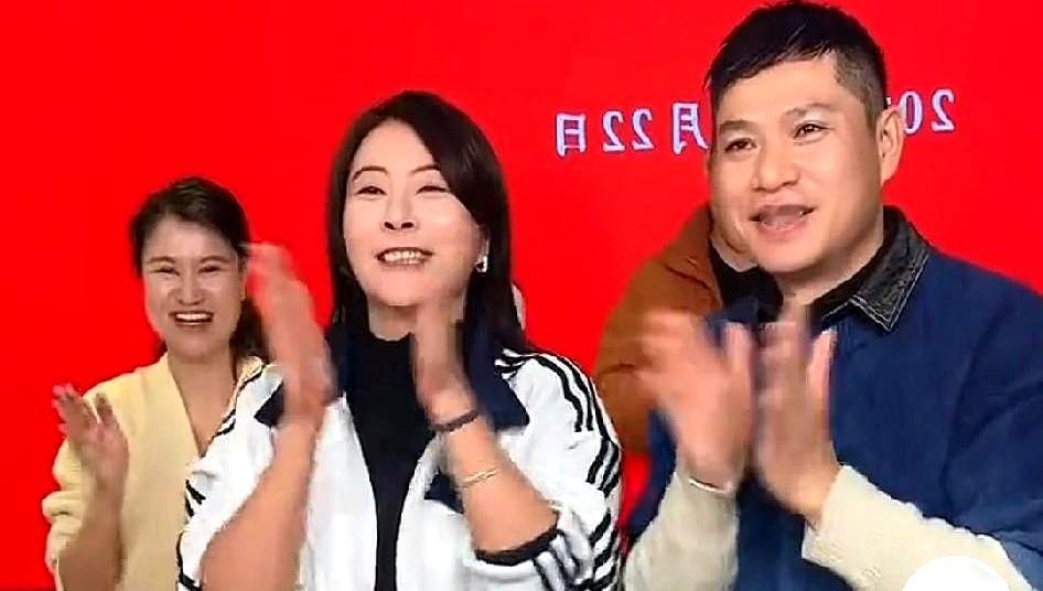 小奎和阿娟离开了贵州之后，老四的直播间真的发生了变化。
之前老四他们就守着那只有