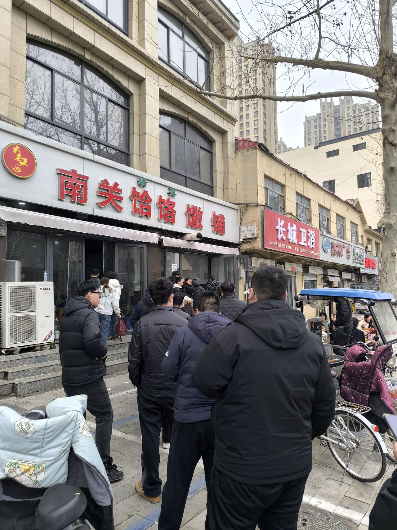 一个外地朋友在邯郸大名拍的：此刻，大名一个美食店铺前的排队情况。朋友说，知道这个