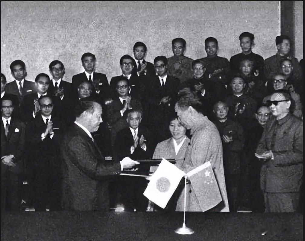 高市早苗，一个通过自己参拜靖国神社并鼓动他人一起参拜、一个通过多次发表极端错误言