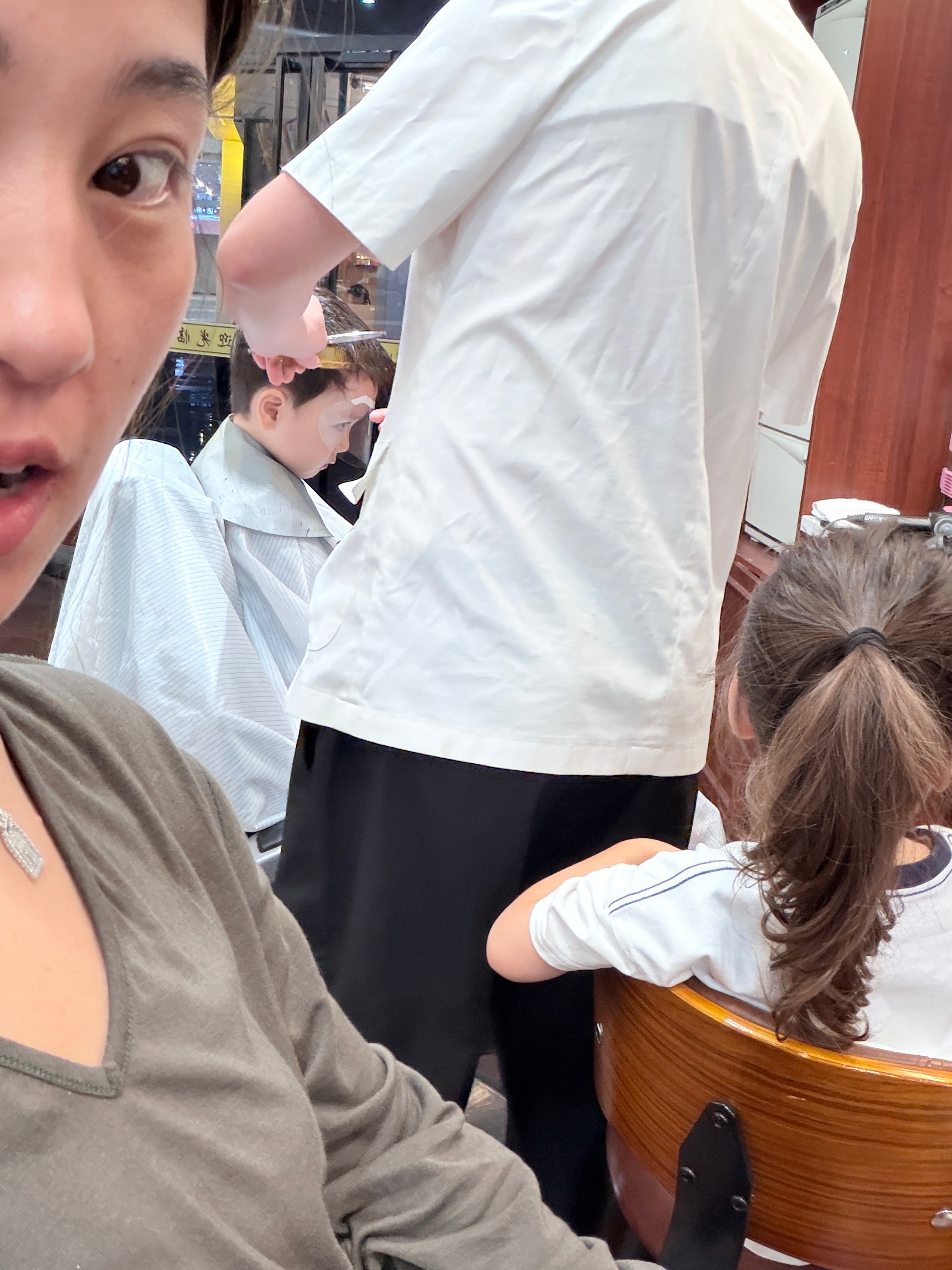 此时我和妹妹在陪着大H和小h在剪发 
