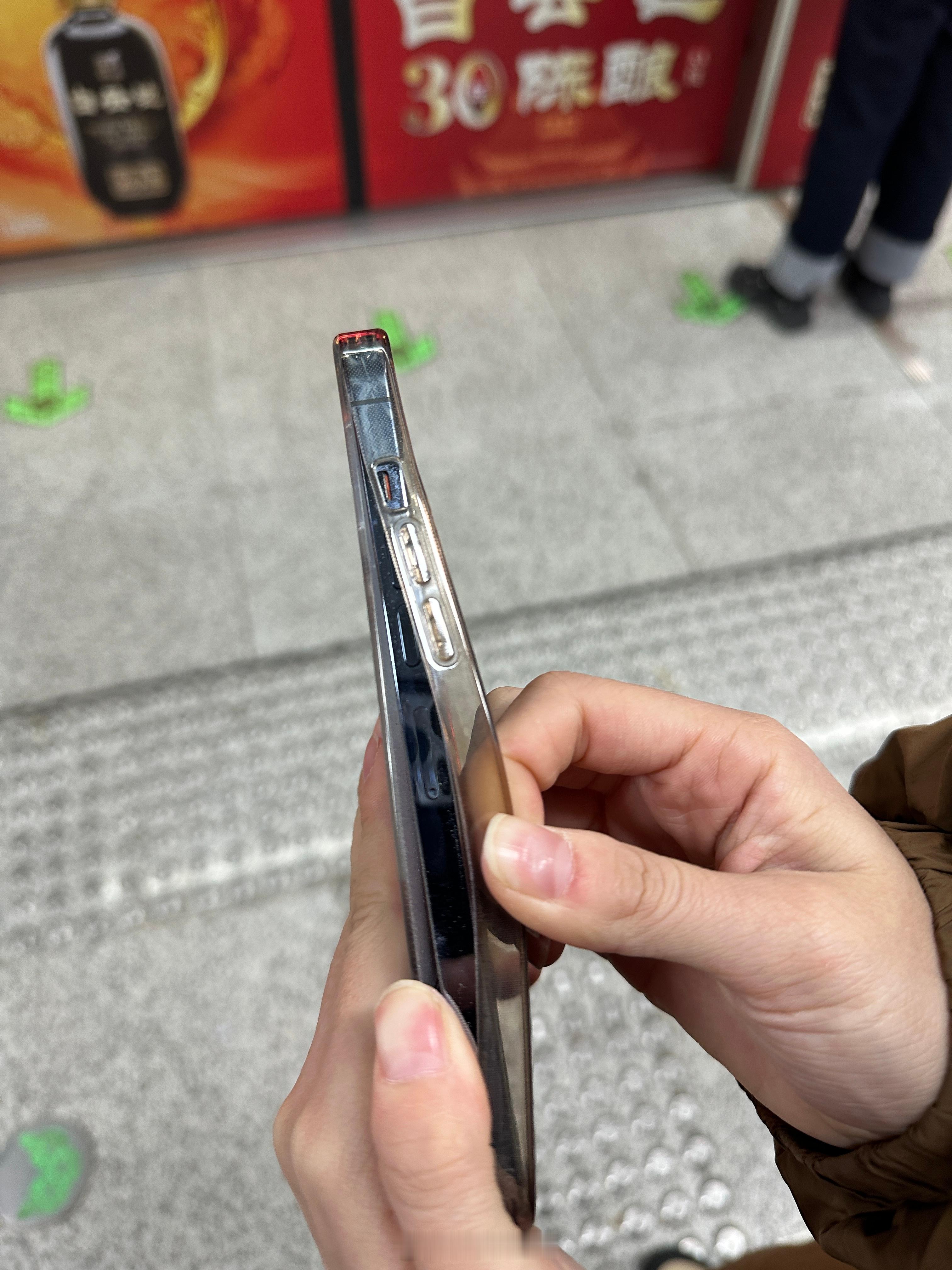 手机摔了一下 还好只是壳摔坏了[融化] 
