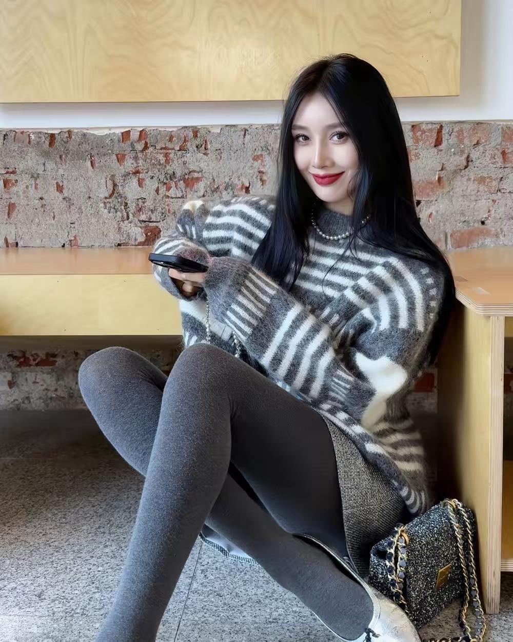 冬日穿搭指南：条纹毛衣+灰色紧身裤，温暖又时尚！🌟👗👢