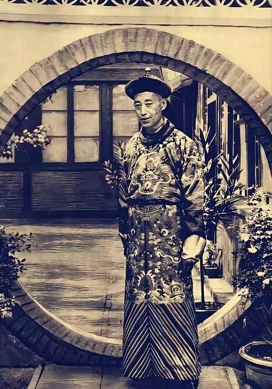 1926年，齐白石在北京刚买下个四合院，正缺个守门的。前清老太监尹春如找上门，拍